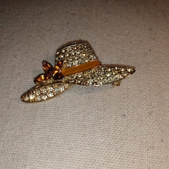 Monet: Gold tone & rhinestone vintage hat brooch. - Picture 2 of 4